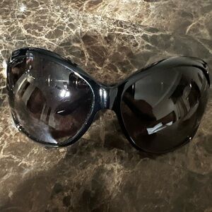 Gucci Black Oversized Sunglasses Fashion-Forward Design